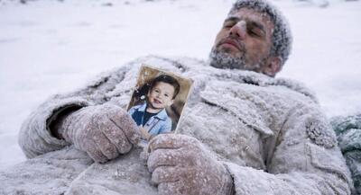 احساسی‌ترین لحظه تشییع پیکر شهید مرزبانی که در کوه‌های بانه یخ زد | چهره فرزند شهید رحیم مجیدی مهر را ببینید | مردم سنگ تمام گذاشتند