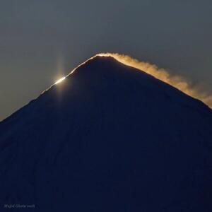 رقص طلوع خورشید بر قله‌ی دماوند