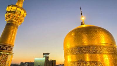 اهتزاز پرچم مشکی بر فراز گنبد رضوی