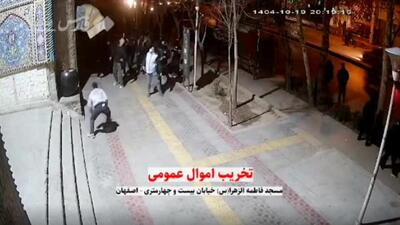 لحظه به آتش کشیدن یک مسجد در اصفهان