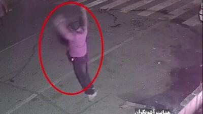 لحظه شکستن درب آهنی حوزه بسیج | لحظه آتش زدن موتورهای بسیجیان