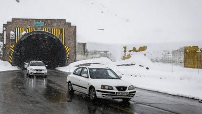 ترافیک سنگین در محورهای منتهی به استان‌های شمالی/ برف و باران در جاده چالوس