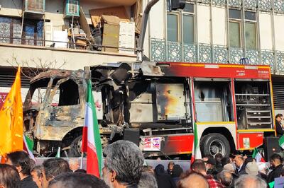 نمایش خودروی سوخته آتش‌نشانی در راهپیمایی ضدتروریستی مردم