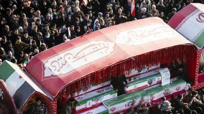 فیلم/ حال و هوای کاروان شهدا در میان سیل جمعیت ملت ایران در مقابل دانشگاه تهران