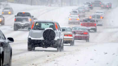 رانندگی در برف و یخبندان؛ راهنمای کنترل خودرو و نکات ضروری - پدال