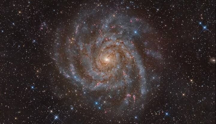 عکس روز ناسا از کهکشانی در دل یک زرافه!