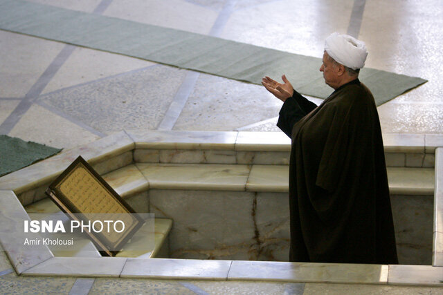 ویدیویی از حضور مرحوم هاشمی رفسنجانی در داخل ضریح مطهر حضرت محمد (ص)